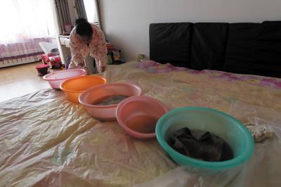 天门楼上漏水，住户失联，小区没物管，业主维权难！律师来支招……